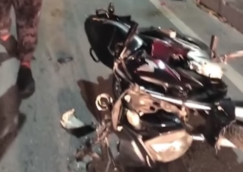 Moto fica destruída em acidente com carro na Avenida das Torres, em Manaus