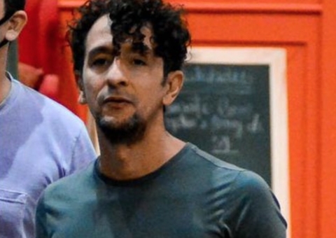 Irandhir Santos é clicado em passeio com marido após cirurgia por queda de cavalo