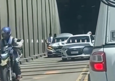 Mercedes fica destruída em acidente e causa congestionamento quilométrico em Manaus