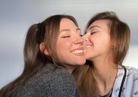 Casal de namoradas que podem ser irmãs não vão terminar relação