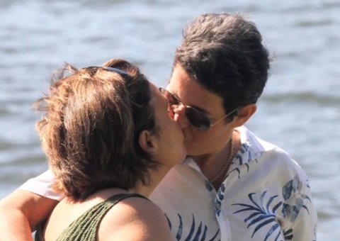 Claudia Rodrigues e Adriane Bonato são clicadas trocando beijos em lagoa