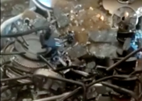 Panela de pressão explode e tampa fica 'cravada' no teto de cozinha