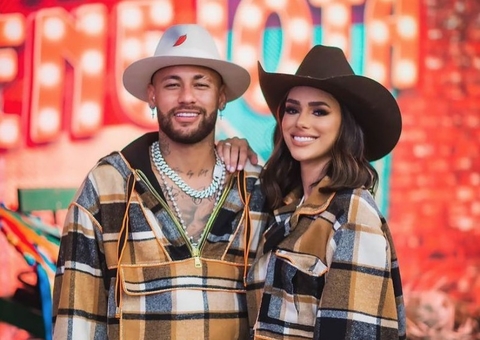 Neymar surge sem aliança em encontro com Medina e levanta boatos de fim de namoro