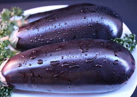 Homem fratura pênis durante sexo e órgão fica parecendo uma berinjela