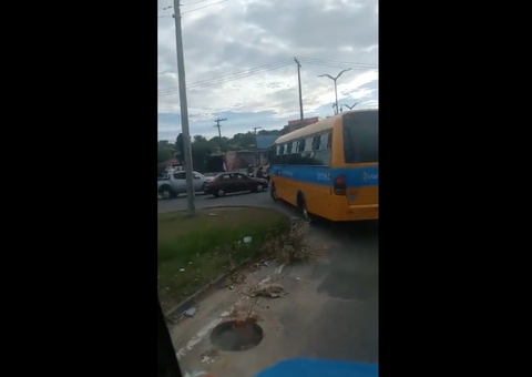 Vídeo: Micro-ônibus 'Amarelinho' faz retorno na contramão em avenida de Manaus