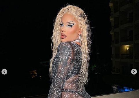 Gloria Groove surpreende ao surgir de fio dental em praia