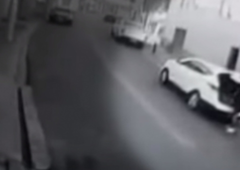 Mulher é flagrada jogando recém-nascido em caçamba de lixo 