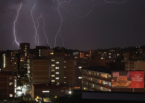 Marido de atriz de 'One Tree Hill' morre ao ser atingido por raio