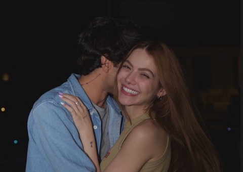 Sarah Poncio posa com novo namorado durante festa de aniversário 