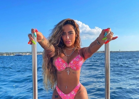 Irmã de Neymar abre as pernas em fotos sensuais após fim do namoro com Gabigol