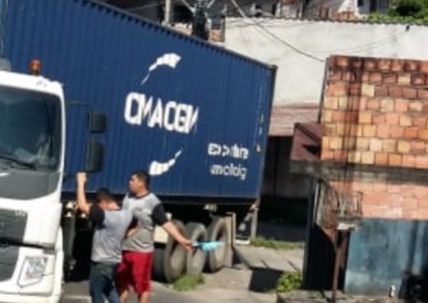 Carreta volta de ré em ladeira, quase causa acidente e bloqueia rua em Manaus