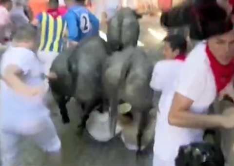 Vídeo mostra pessoas sendo pisoteadas por touros durante festa na Espanha; veja