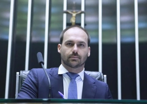Eduardo Bolsonaro comemora 38 anos com bolo decorado com revólver