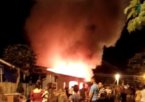 Moradores se unem para apagar incêndio em casa no interior do Amazonas