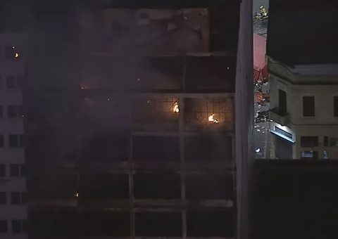 Após mais de 33 horas, incêndio ainda atinge prédio em São Paulo