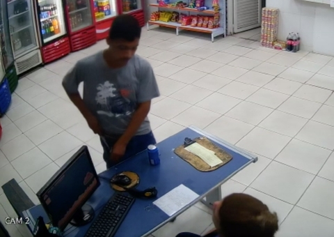 Homem rende mulher com faca e assalta loja de conveniência em Manaus; vídeo