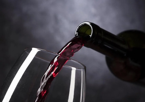 Justiça nega indenização a passageira impedida de beber vinho em voo