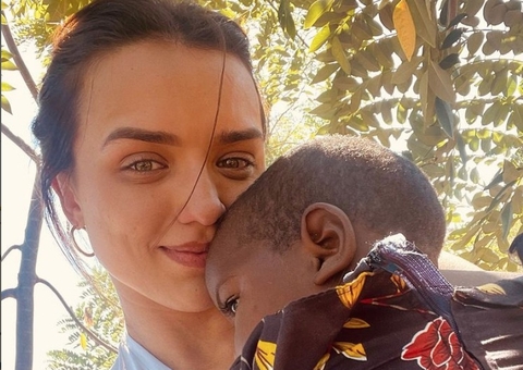 Rafa Kalimann contrai malária durante trabalho humanitário em Moçambique