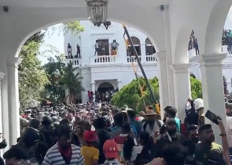 Presidente do Sri Lanka tem casa invadida e foge em meio a onda de protestos; Vídeos
