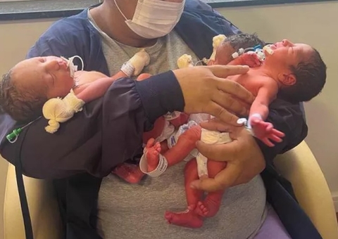 Mulher entra em choque ao dar à luz a trigêmeos 10 meses após ter gêmeos