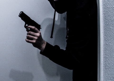 Dupla assalta posto de combustível e faz funcionários reféns em Manaus