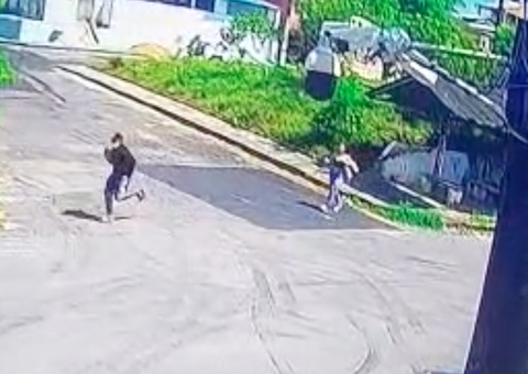 Vídeo: Mulher tem bolsa arrancada por assaltante em parada de ônibus em Manaus