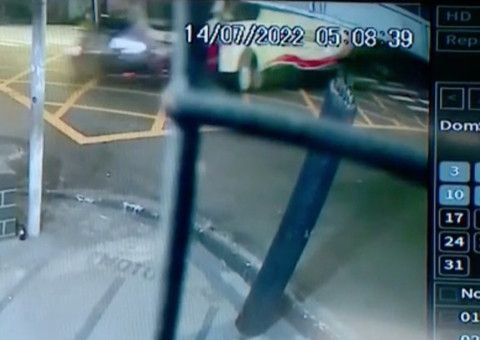 Vídeo mostra acidente violento entre carro de app e micro-ônibus em Manaus