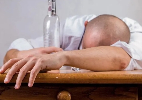 Consumir álcool em excesso leva à morte? Especialista explica risco