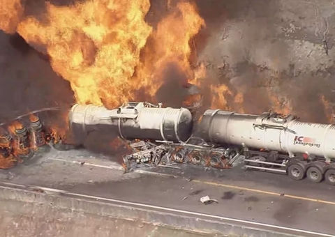 Carreta bate de frente com caminhão e motoristas morrem carbonizados em acidente
