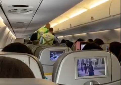 Passageira acaba presa por causar atraso em voo após cuspir e chutar comissária