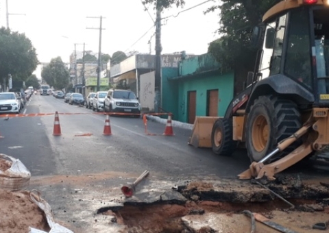 Cratera abre no meio de avenida e via é interditada em Manaus