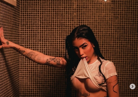 De quatro, MC Mirella leva dedo no ‘rego’ de homem misterioso: 'pode brincar'