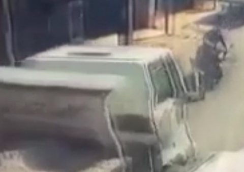 Vídeo mostra momento em que motociclista bate de frente com caçamba em Manaus