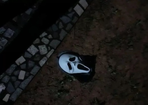 Suspeito de assaltar casa de ex-prefeito com máscara do pânico morre a tiros