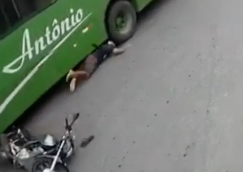 Capacete salva motociclista da morte; Vídeo chocante
