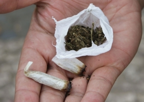 Homem é flagrado arremessando drogas para dentro de delegacia no Amazonas