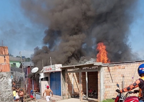 Incêndio de grandes proporções atinge casa no interior no Amazonas ; Vídeos
