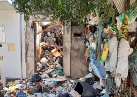 Catador é encontrado morto debaixo de entulhos que acumulava há 30 anos