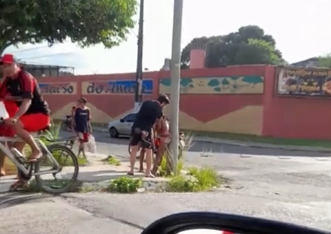 Vídeos: Mulher é esfaqueada em esquina de motel em plena luz do dia, em Manaus