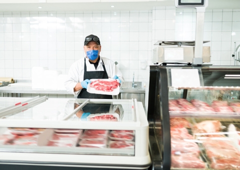 Açougues passam a cobrar por pele e osso e famílias carentes sofrem sem doação de sopa