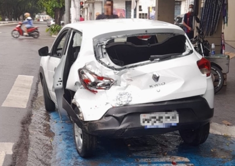 Carro fica destruído em acidente com micro-ônibus em Manaus