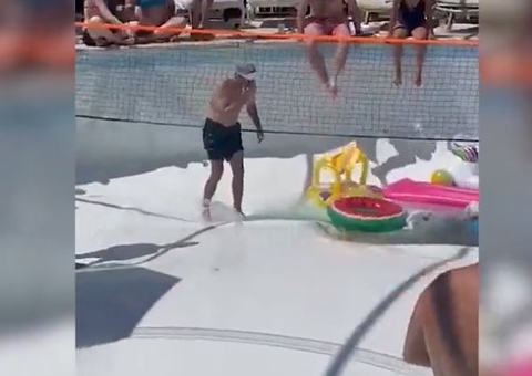 Homem morre após ser sugado por cratera que se abriu em piscina; vídeo