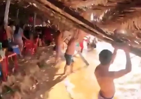 Teto de restaurante desaba sobre banhistas em praia; vídeo mostra desespero