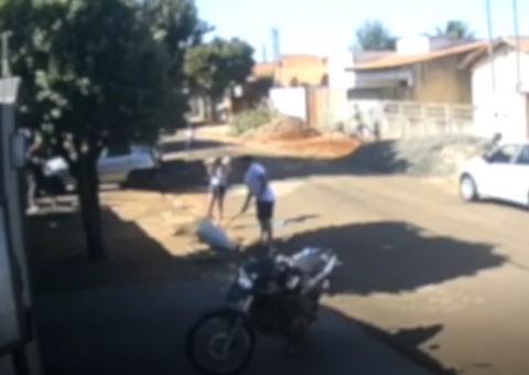 Vídeo: Homem atira na cabeça de vizinho que fazia favor de limpar calçada