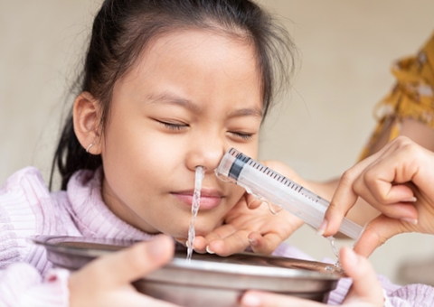 Conheça os benefícios da lavagem nasal com soro e fuja das infecções; veja passo a passo
