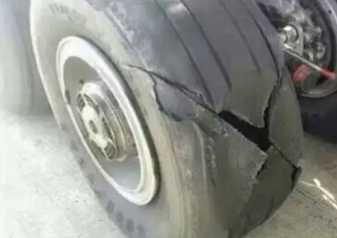 Pneu de avião estoura após piloto frear para não colidir com cachorro no Amazonas