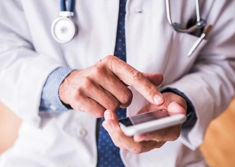 Médico descobre demissão ao receber mensagem no WhatsApp por engano