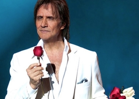 Roberto Carlos volta a se irritar com fãs e se recusa a entregar rosa