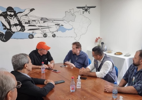 No Amazonas, senador Plínio Valério participa de reunião no Aeroclube