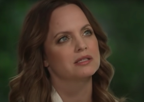 Atriz de ‘Beleza Americana’ revela que ex a manipulava para fazer ménages com mulheres